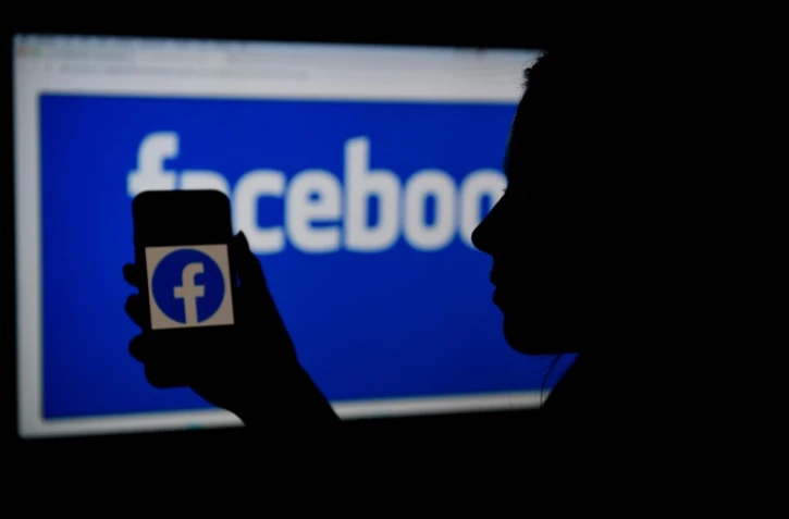 Photo d'illustration montrant le logo de Facebook et son site internet, prise à Arlington en Virginie, le 7 avril 2021