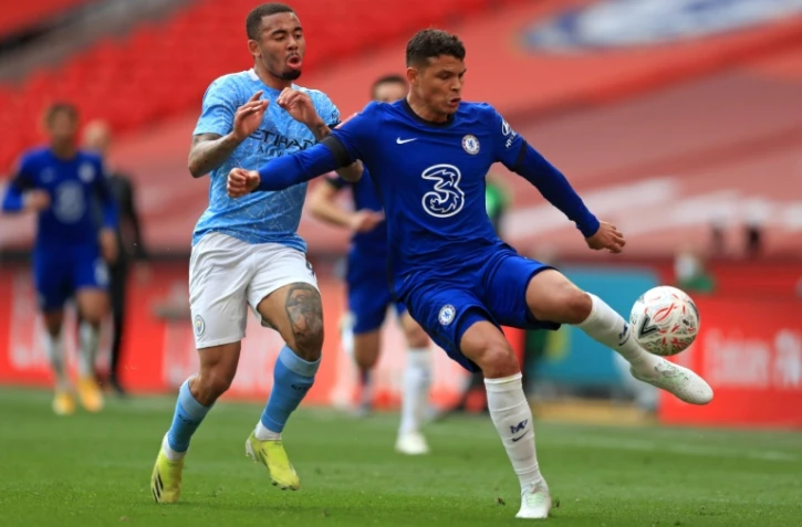 Le défenseur de Chelse, le Brésilien Thiago Silva, tente de contrôler le ballon devant l'attaquant de Manchester City, son compatriote Gabriel Jesus, lors de leur match de Premier League, le 17 avril 2021 au Stade de Wembley à Londres