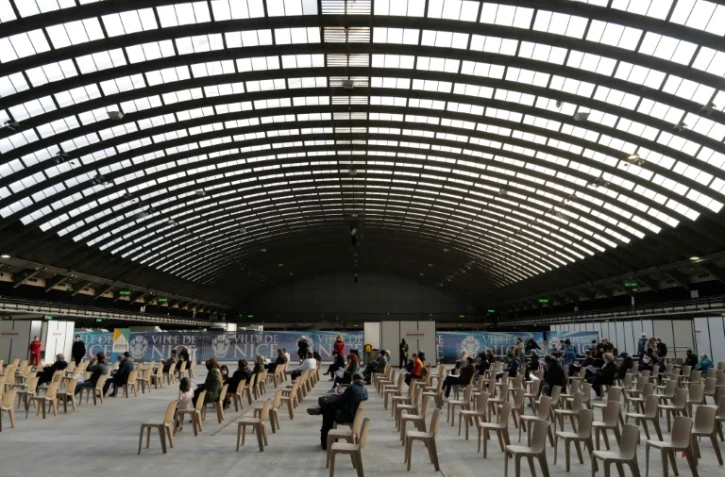 Un centre de vaccination sour le hall d'exposition à Nice, le 9 avril 2021