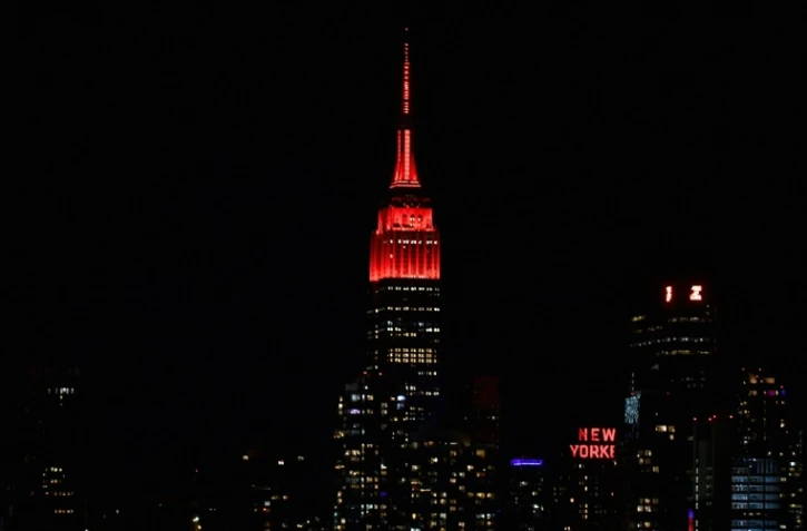 L'Empire State Building illuminé en rouge, le 16 avril 2020 à New York
