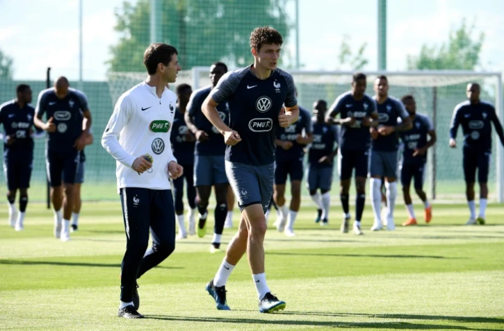 Le défenseur des Bleus Benjamin Pavard (d) lors d'une séance d'entraînement au stade d'Istra, le 2 juillet 2018