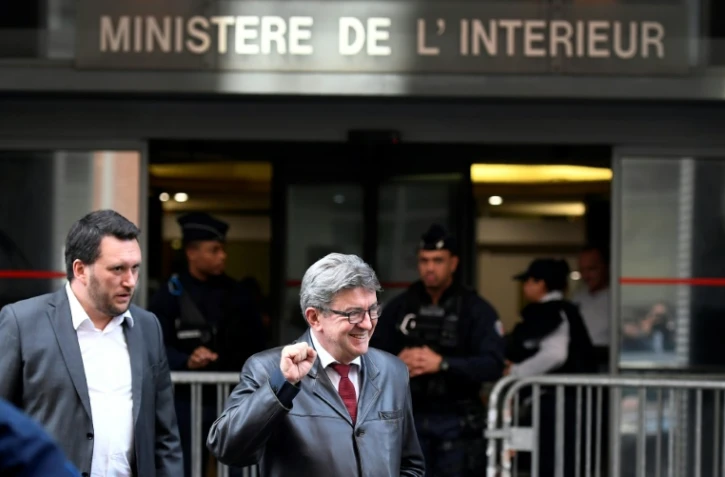 Jean-Luc Mélenchon à la sortie de cinq heures d'audition par les policiers anticorruption de l'Oclciff à Nanterre, près de Paris, le 18 octobre 2018.