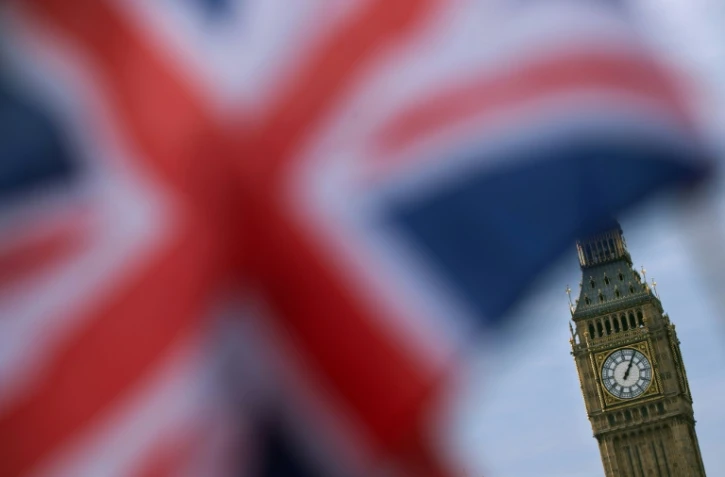 Un drapeau britannique flotte près de Big Ben, le 7 décembre 2016 à Londres