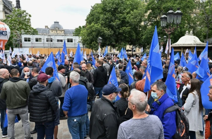 Des policiers manifestent devant la Préfecture de police, le 17 juin 2020 à Paris