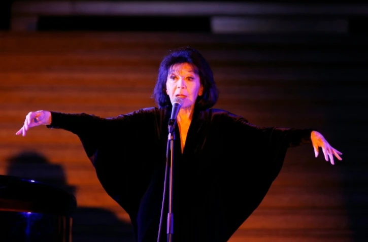 La chanteuse française Juliette Gréco lors d'un de ses concerts le 6 février 2016 au musée du Louvre à Paris
