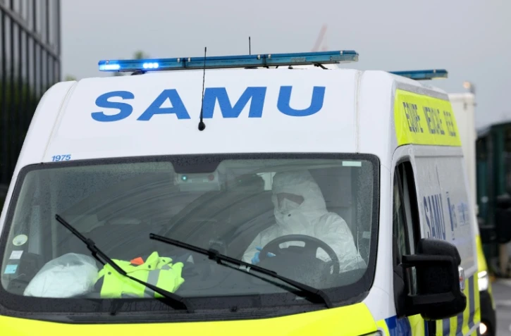 Une ambulance transportant des Français, à peine arrivés à l'aéroport du Bourget près de Paris, le 10 mai 2026, après leur évacuation du navire MV Hondius où a été détecté un foyer d'hantavirus