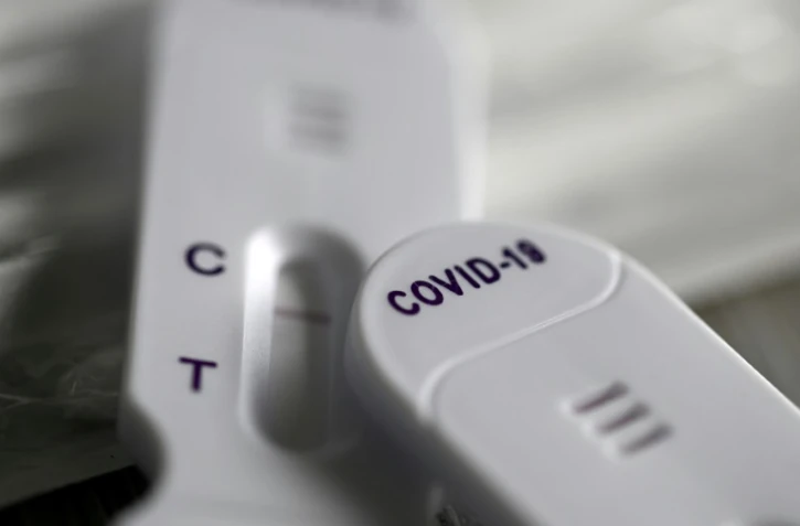 Le Covid connaît un rebond perceptible en France mais jusqu'alors modéré, à l'approche des vacances scolaires et des Jeux olympiques