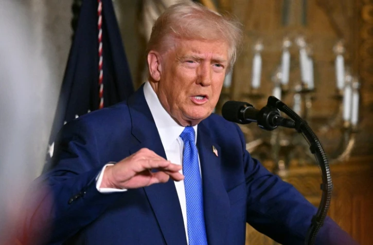 Donald Trump s'exprime devant la presse depuis sa résidence Mar-a-Lago, à Palm Beach (Floride), le 18 février 2025
