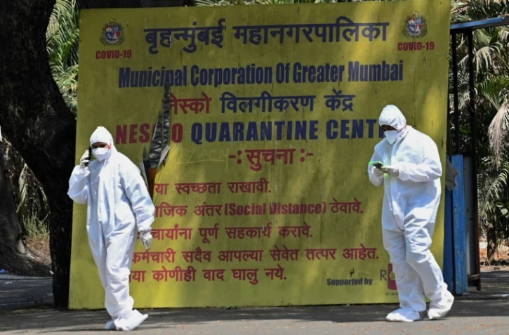 Des soignants dans un centre de quarantaine pour le Covid-19 à Bombay, en Inde, le 5 avril 2021