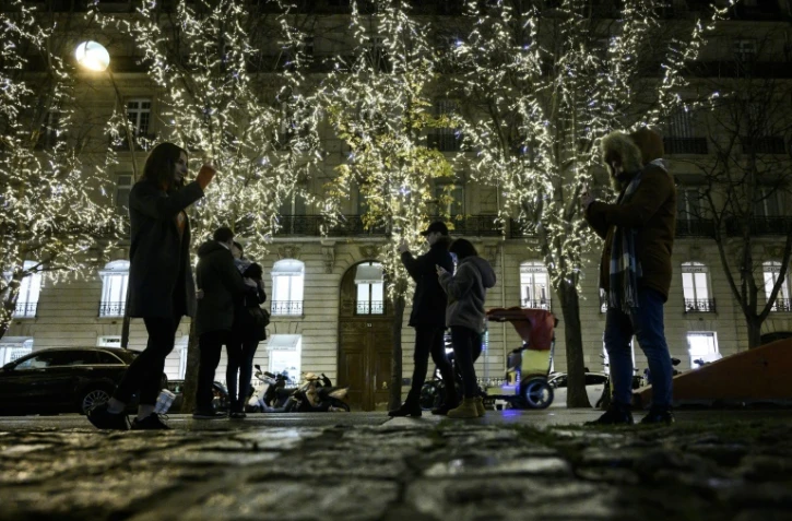 Des personnes se prennent en photo avenue Montaigne à Paris le 26 décembre 2019