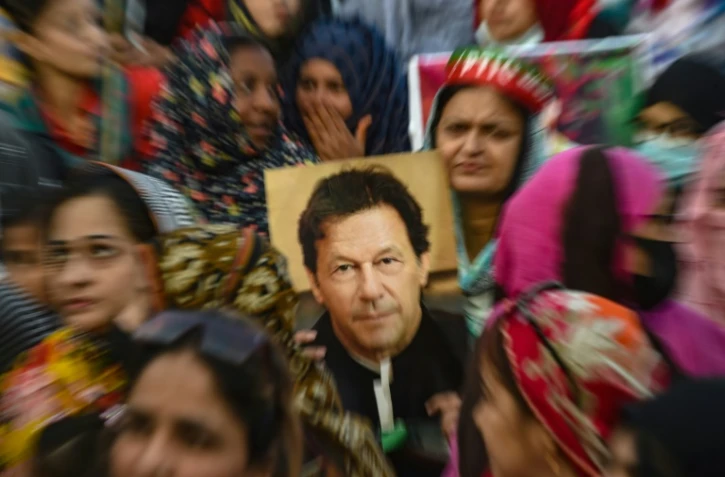 Un portrait de l'ex-Premier ministre pakistanais Imran Khan brandi par ses partisans lors d'une marche de soutien à Karachi, le 19 mars 2023
