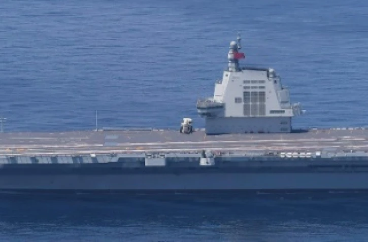 Photo prise par le ministère japonais de la Défense, le 11 septembre 2025, diffusée via Jiji Press le 12 septembre 2025, montrant le Fujian, troisième et plus récent porte-avions chinois,  naviguant en mer de Chine orientale