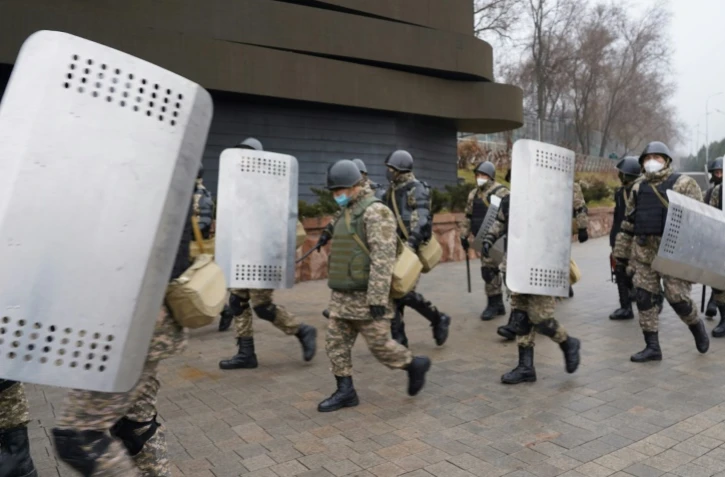 Des policiers patrouillent les rues d'Almaty au lendemain d'importantes manifestations qui ont dégénéré en violences, le 5 janvier 2022.