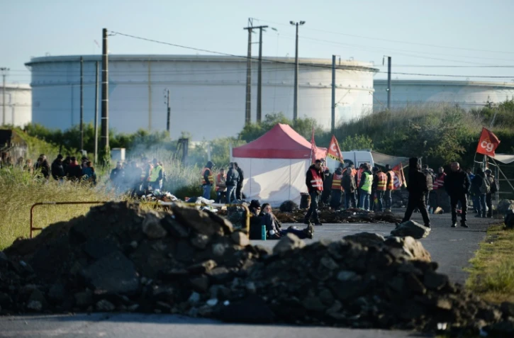 Des employés en grève bloquent l'accès à la raffinerie de Donges dans l'ouest de la France, le 23 mai 2016