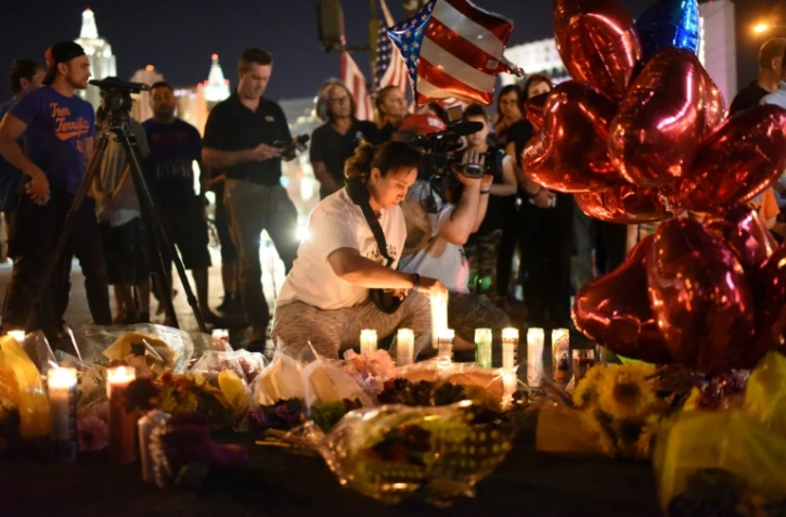 Des fleurs, des messages, des bougies après la fusillade meurtrière devant l'hôtel Mandalay Bay, le 3 octobre 2017 à Las Vegas