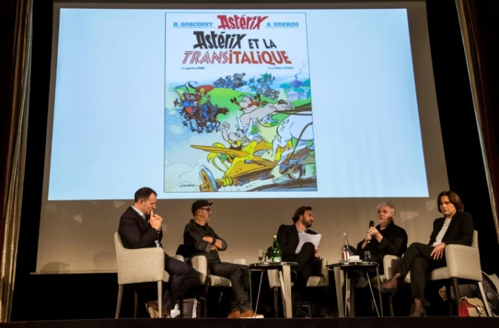 Le dessinateur Didier Conrad (2e g) et le scénariste Jean-Yves Ferri (2e d), lors d'une conférence de presse pour la sortie du nouvel album des aventures d'Astérix, "Astérix et la Transitalique", le 9 octobre 2017 à Paris