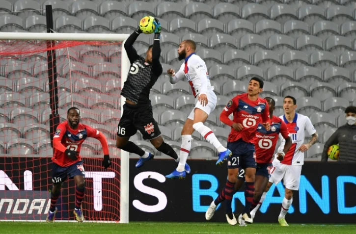 Le gardien lillois Mike Maignan s'interpose devant le Parisien Layvin Kurzawa lors du choc de Ligue 1 disputé à Villeneuve-d'Ascq, le 20 décembre 2020