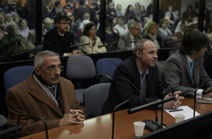 L'ancien agent des services secrets argentins Miguel Angel Furci (G) au tribunal, un des accusés dans le procès du Plan Condor, le 27 mai 2016 à Buenos Aires