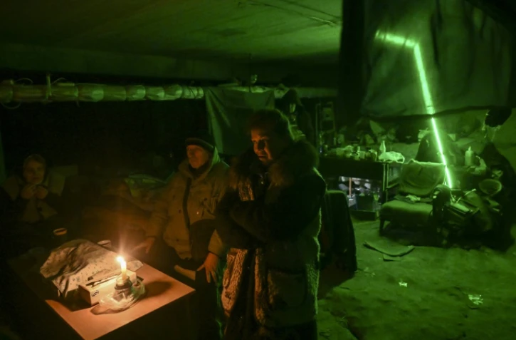 Des Ukrainiens réfugiés dans le sous-sol d'une école où ils vivent depuis un mois à Kharkiv le 27 mars 2022