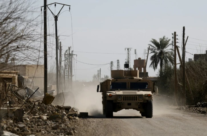 Un véhicule blindé des Forces démocratiques syriennes (FDS) sur la ligne de front du village de Baghouz, dans l'est de la Syrie, le 2 février 2019
