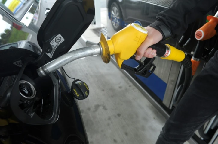 Plein au diesel dans une station-service de Brest (Finisterre)