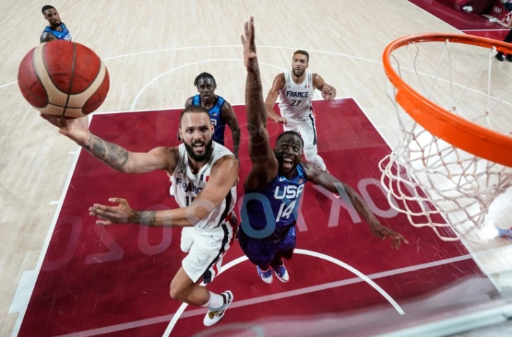 Les basketteurs français Evan Fournier et américain Draymond Jamal Green lors du match de poules des Jeux olympiques de Tokyo le 25 juillet à Saitama
