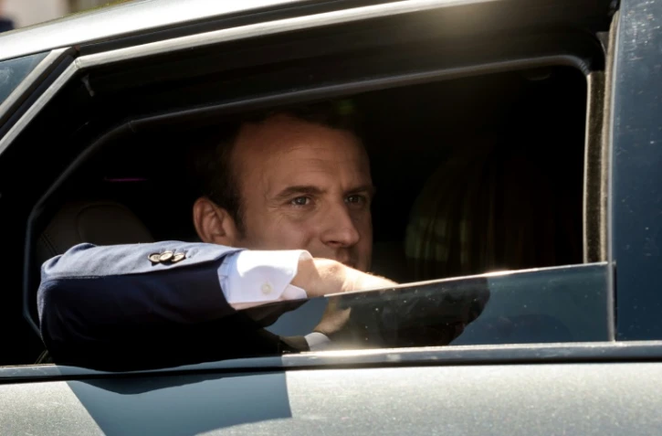 Le président français Emmanuel Macron quitte un bureau de vote lors du 1er tour des législatives, le 11 juin 2017 au Touquet