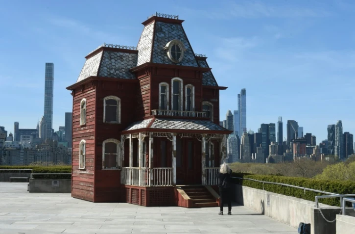 La sculpture de L'artiste britannique Cornelia Parker, le 18 avril 2016 à New York, évoque bien sûr la maison de "Psychose", mais aussi les premiers colons néerlandais de New York