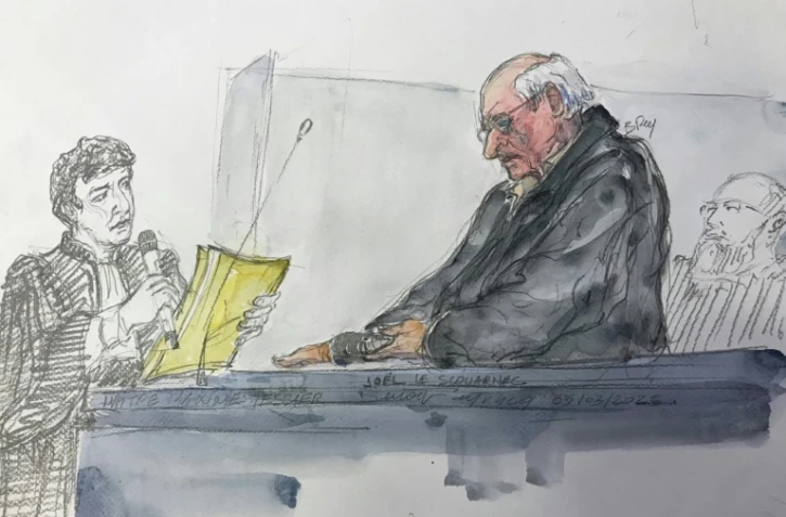 Croquis d'audience du chirurgien pédocriminel Joël Le Scouarnec (à droite) à son procès, le 5 mars 2025 à Vannes, dans l'ouest de la France 