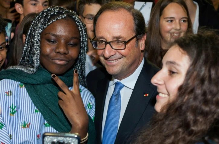 L'ancien président Francois Hollande (c) pose avec des collégiennes à Angoulême, le 19 septembre 2017