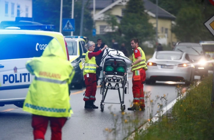 Des médecins norvégiens à proximité d'un brancard après une fusillade dans une mosquée près d'Oslo, à Baerum, le 10 août 2019