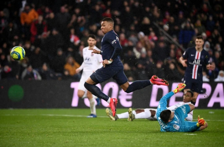 L'attaquant du PSG Kylian Mbappé devance le gardien de Lyon Anthony Lopes et marque le 2e but parisien, le 9 février 2020 au Parc des Princes  