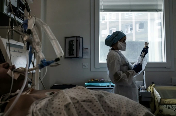 Une infirmière dans la chambre d'un patient Covid-19 à l'unité de soins intensifs de l'hôpital de Lyon-Sud, à Pierre-Bénite, le  septembre 2021