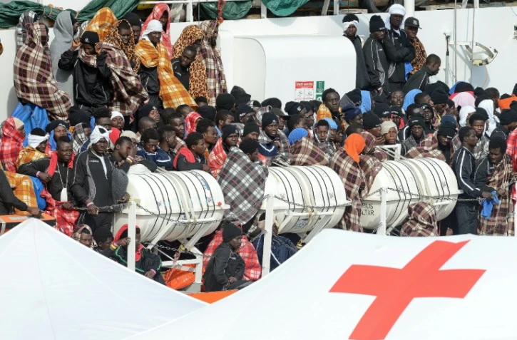 Des migrants secours en mer Méditerranée, à bord de l'Aquarius, le navire de Médecins sans Frontières, attendent de débarquer à Catnia, en Sicile, le 21 mars 2017