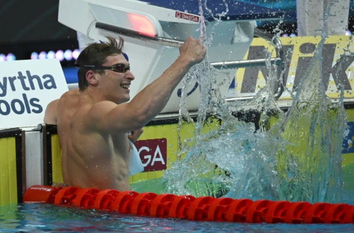 Le nageur français Maxime Grousset célèbre sa qualification en finale du 50m nage libre après un barrage disputé jeudi à Budapest dans le cadre des championnats du monde le 23 juin 2022