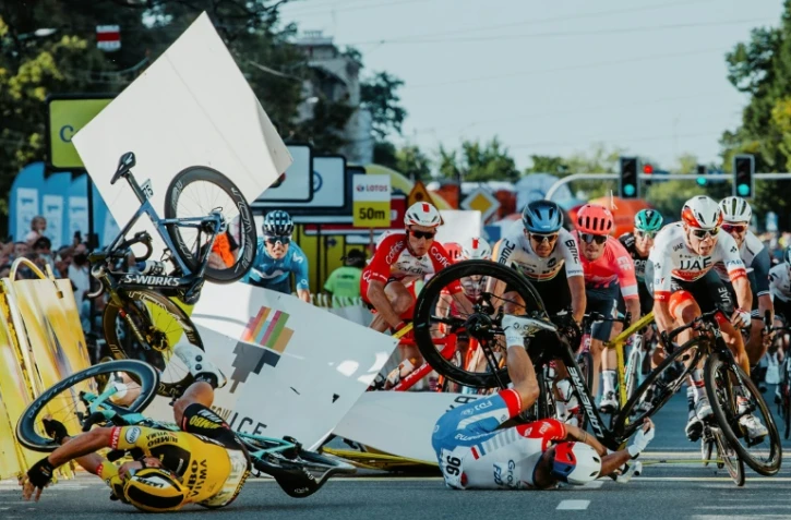 Le vélo de Fabio Jakobsen (g) après que celui-ci a été projeté dans les tribunes à pleine vitesse après avoir été tassé par Dylan Groenewegen (au sol à g) dans le sprint de la 1re étape du Tour de Pologne le 5 août 2020 à Katowice