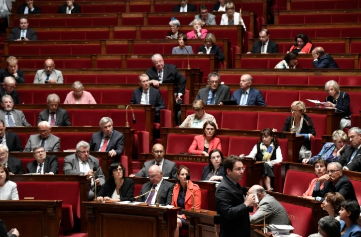 Le gouvernement va demander mardi soir aux députés de prolonger l'état d'urgence, avec une probable extension de six mois comme le réclame une partie de la droite, dans un climat de surenchère politique
