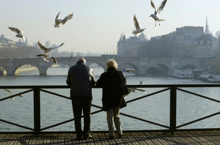 Un couple de retraités sur le Pont des Arts à Paris, en décembre 2016 