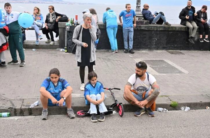 La déception d'une famille supportrice du Napoli après le match nul contre la Salernitana, le 30 avril 2023 à Naples
