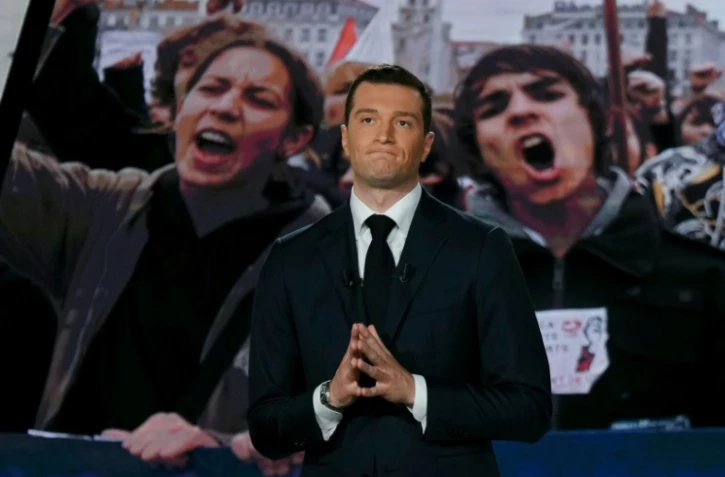 Le président du parti d'extrême droite Rassemblement national (RN), Jordan Bardella, réagit lors d'un débat politique diffusé sur France 2, à Paris, le 27 juin 2024