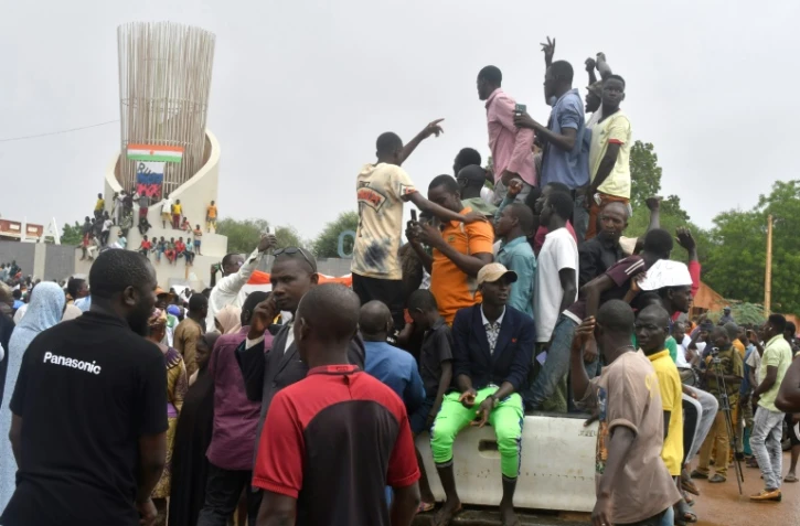 Manifestation de soutien aux militaires putschistes devant l'Assemblée nationale, le 27 juillet 2023 à Niamey, au Niger