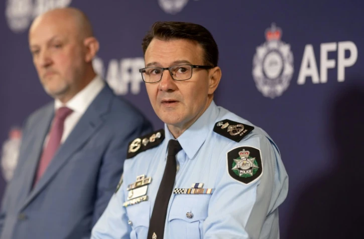Reece Kershaw (d), commissaire de la police fédérale australienne, et Mike Burgess, directeur général des services de renseignements australiens, lors d'une conférence de presse, le 12 juillet 2024 à Canberra