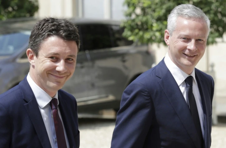 Le ministre de l'Economie Bruno Le Maire (d) et le secrétaire d'Etat auprès du ministre de l'Economie Benjamin Griveaux (g), le 22 juin 2017 à l'Elysée, à Paris