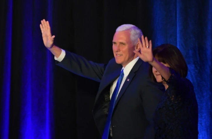 Le vice-président Mike Pence et sa femme saluent la foule à leur arrivée à New York, le 9 novembre après l'annonce de la victoire des républicains à la présidence américaine