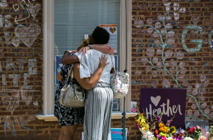 Des personnes se recueillent, le 11 août 2018 à Charlottesvilles, en Virginie, devant un mémorial en hommage à Heather Heyer, manifestante antiraciste, un an après sa mort dans des heurts avec des suprématistes blancs
