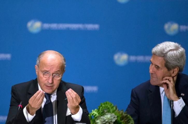 Le ministre des Affaires étrangères Laurent Fabius s'adresse à son homologue américain John Kerry lors d'un sommet sur le climat le 29 septembre 2015 à New York