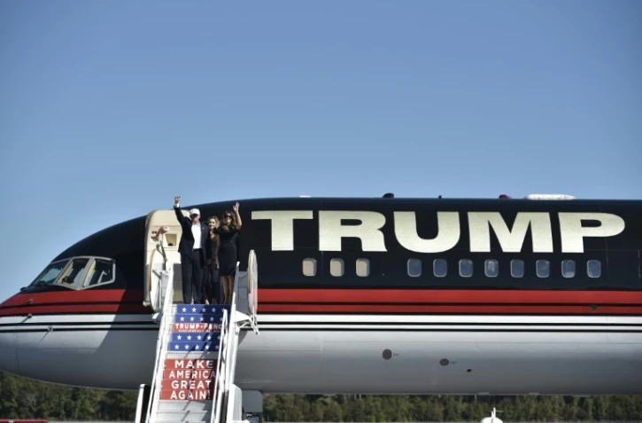 Donald Trump et sa femme Melania saluent lors de leur arrivée à l'aéroport de  Wilmington, le 5 novembre 2016