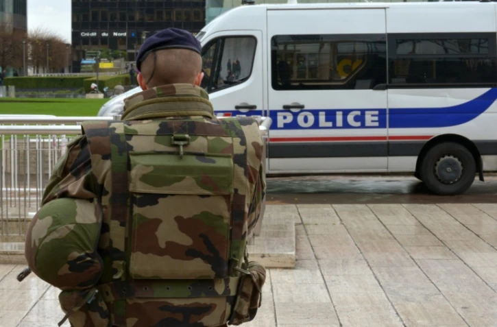 Un soldat français devant un véhicule de police à Paris, le 25 novembre 2015