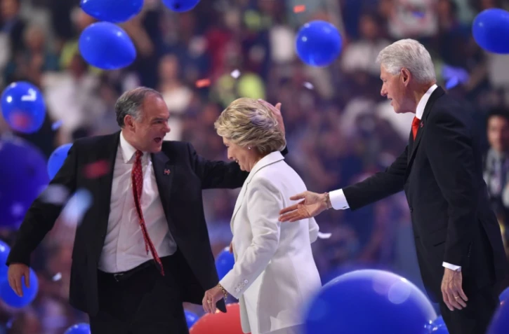 L'ancien président Bill Clinton (d) accompagne sa femme Hillary sur scène et Tim Kaine (g) colisiter démocrate, lors de la convention démocrate à Philadelphie, le 28 juillet 2016
