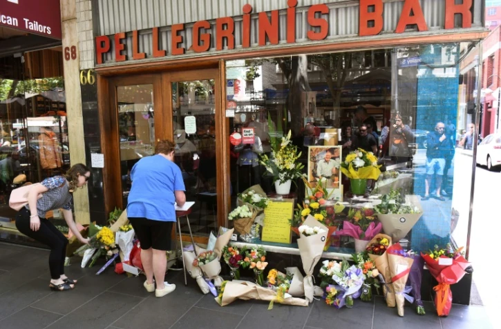 Hommages le 10 novembre 2018 à Melbourne devant le café de Sisto Malaspina, 74 ans, tué la veille dans une attaque au couteau traitée par la police comme un acte terroriste